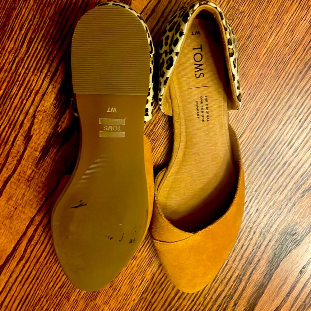 Like new. Never worn TOMS cheetah print flats!